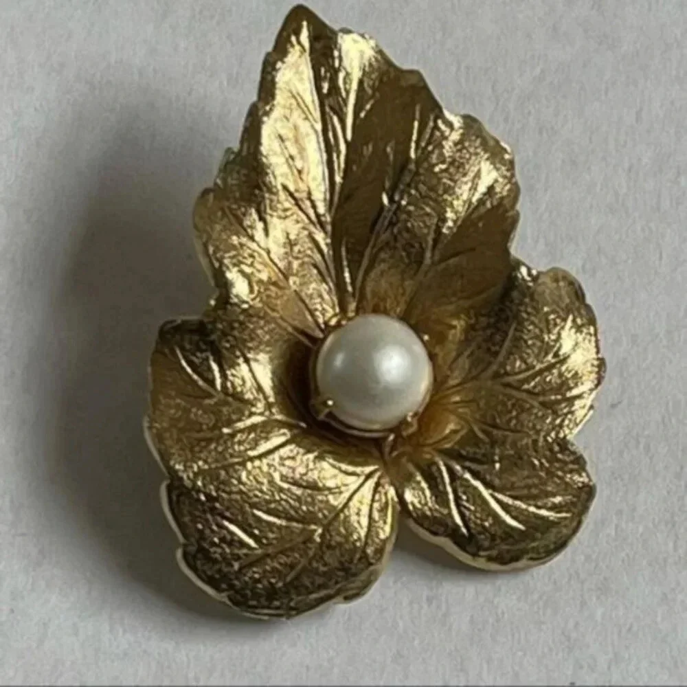 Sarah Coventry Gold Metallic Tone Leaf Pearl Pin Brooch Gift Present Tropical‎